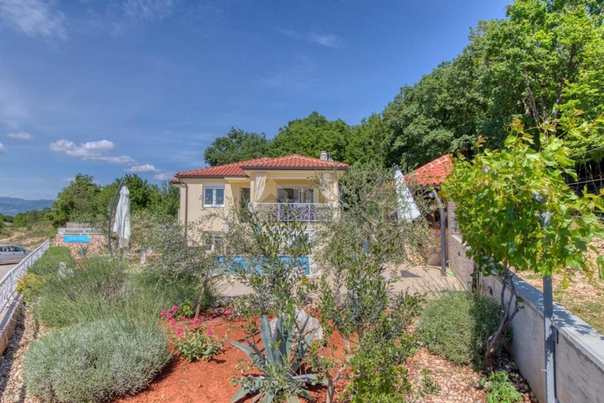 ISOLA DI KRK, OMIŠALJ - Casa con piscina e due appartamenti