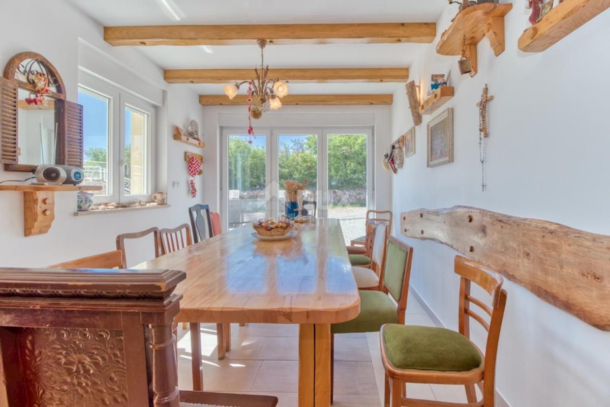 ISOLA DI KRK, OMIŠALJ - Casa con piscina e due appartamenti