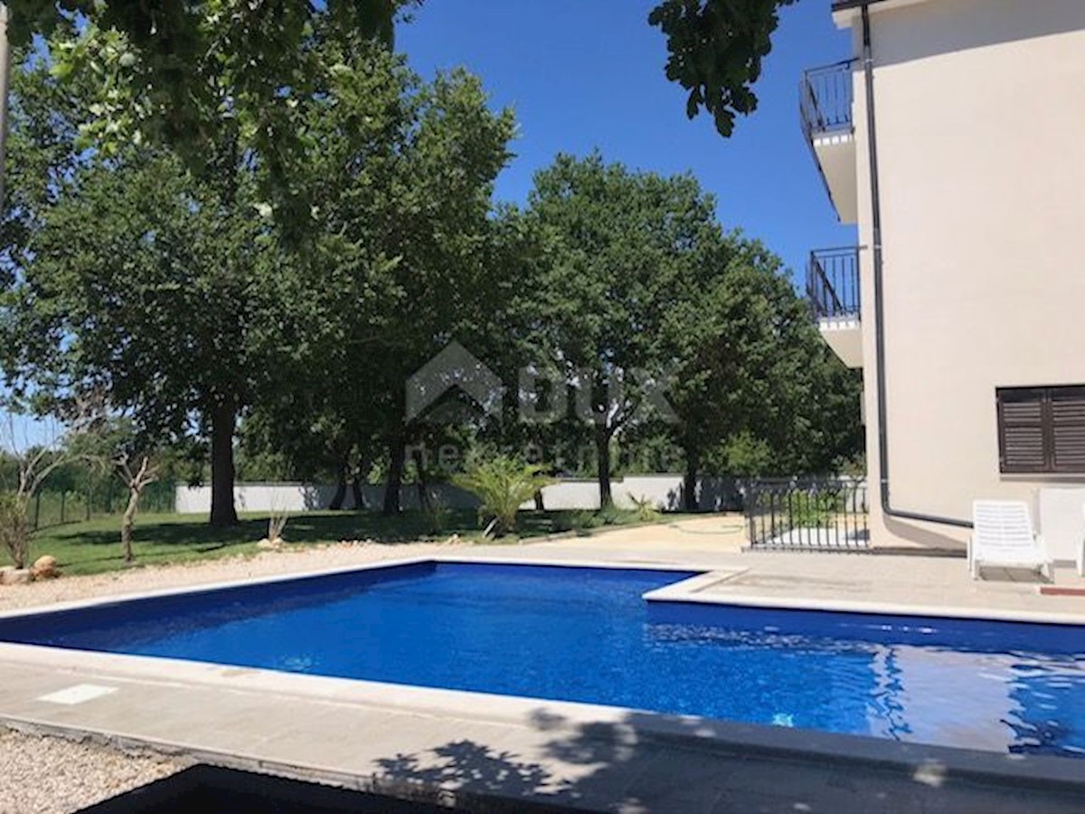 ISTRIA, SVETI LOVREČ - Spaziosa casa con cinque appartamenti e piscina