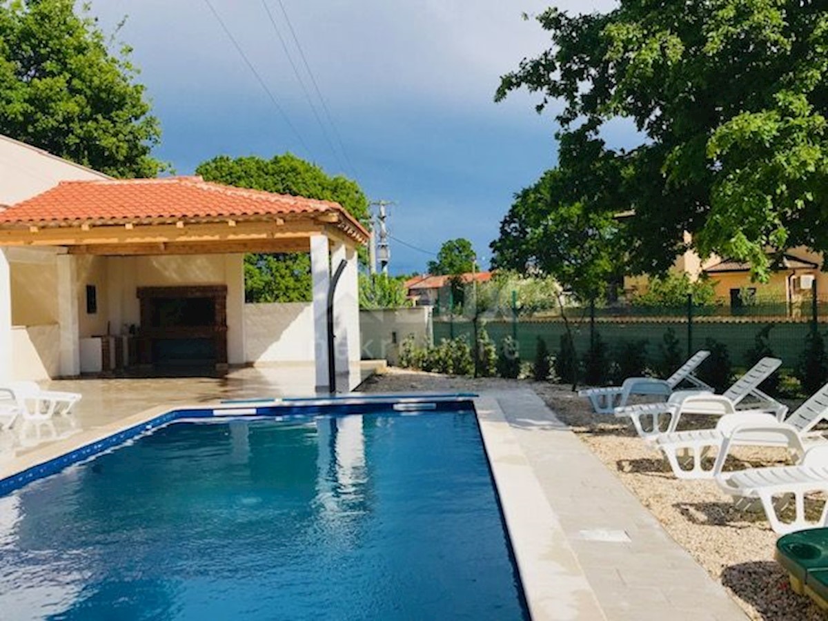 ISTRIA, SVETI LOVREČ - Spaziosa casa con cinque appartamenti e piscina