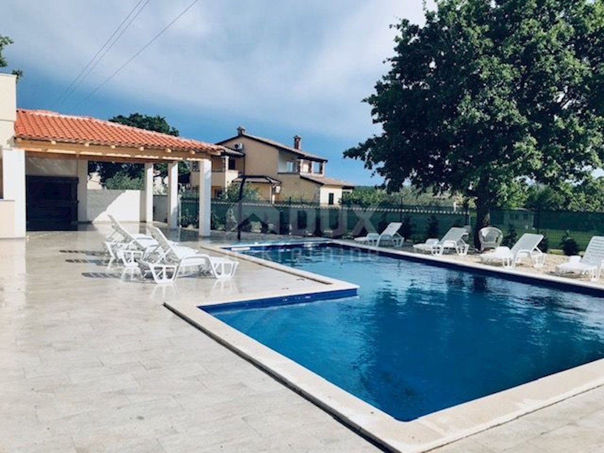 ISTRIA, SVETI LOVREČ - Spaziosa casa con cinque appartamenti e piscina