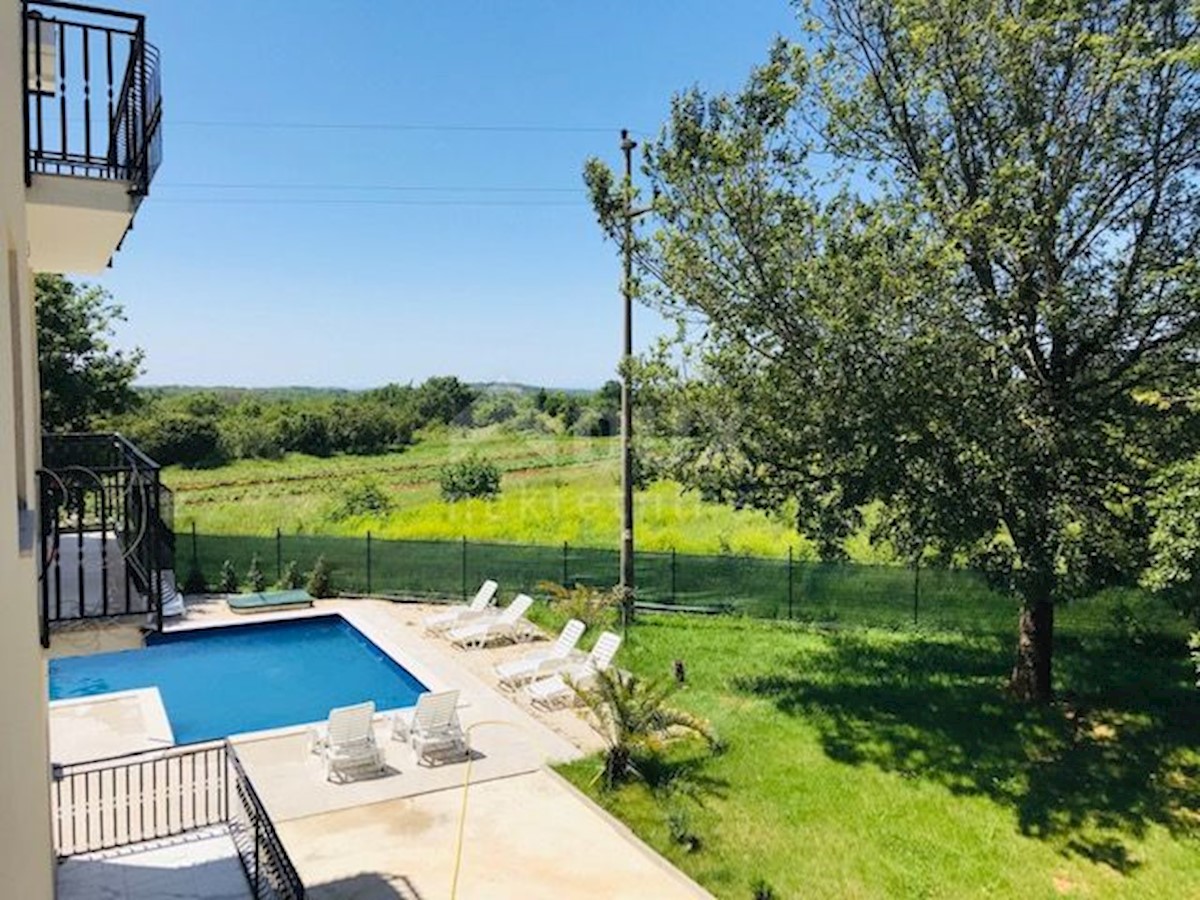 ISTRIA, SVETI LOVREČ - Spaziosa casa con cinque appartamenti e piscina