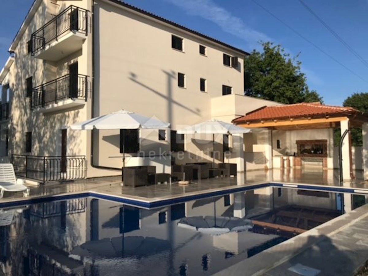 ISTRIA, SVETI LOVREČ - Spaziosa casa con cinque appartamenti e piscina