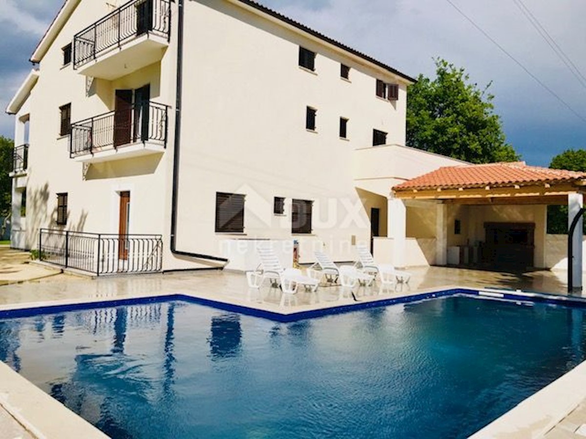 ISTRIA, SVETI LOVREČ - Spaziosa casa con cinque appartamenti e piscina