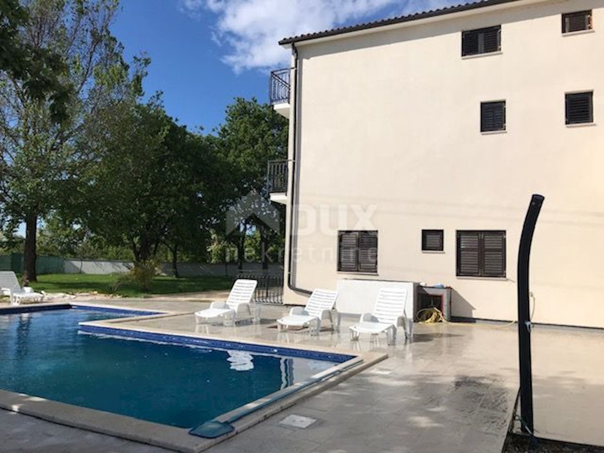 ISTRIA, SVETI LOVREČ - Spaziosa casa con cinque appartamenti e piscina