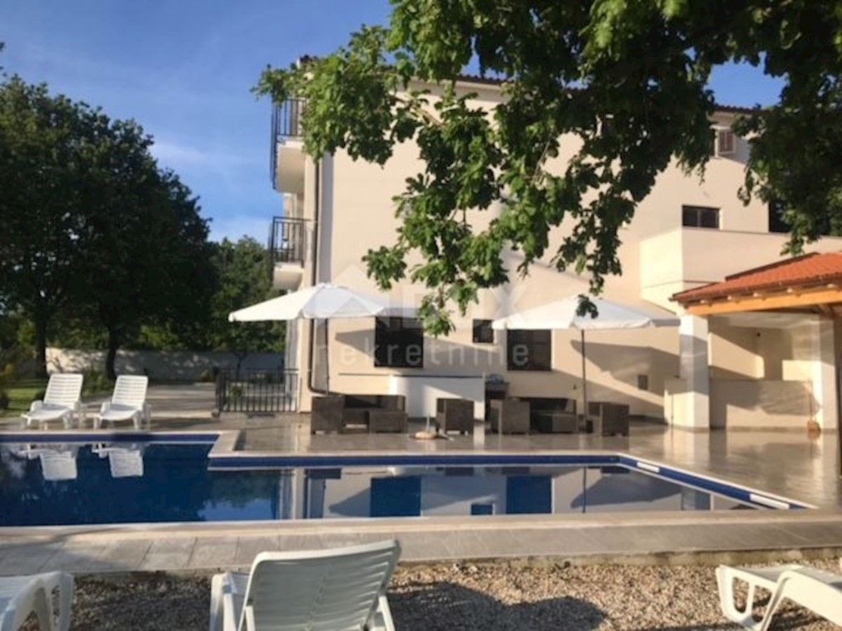 ISTRIA, SVETI LOVREČ - Spaziosa casa con cinque appartamenti e piscina