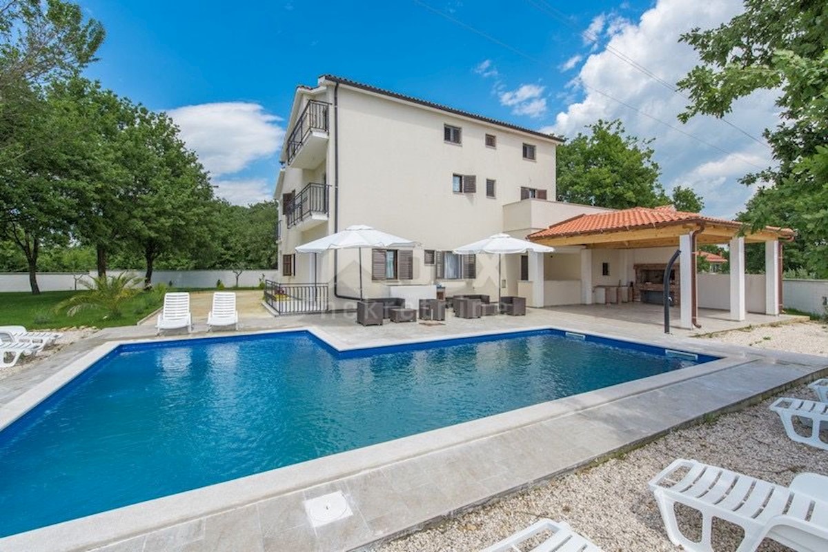 ISTRIA, SVETI LOVREČ - Spaziosa casa con cinque appartamenti e piscina