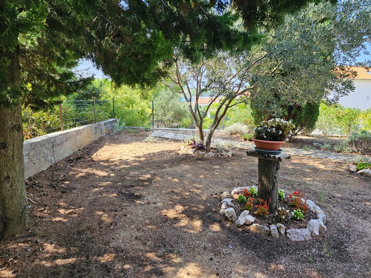 ISOLA DI RAB, BARBAT - Casa con appartamenti vicino alle spiagge