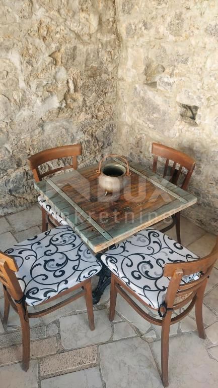 CRIKVENICA, TRIBALJ - due case vacanza con piscina