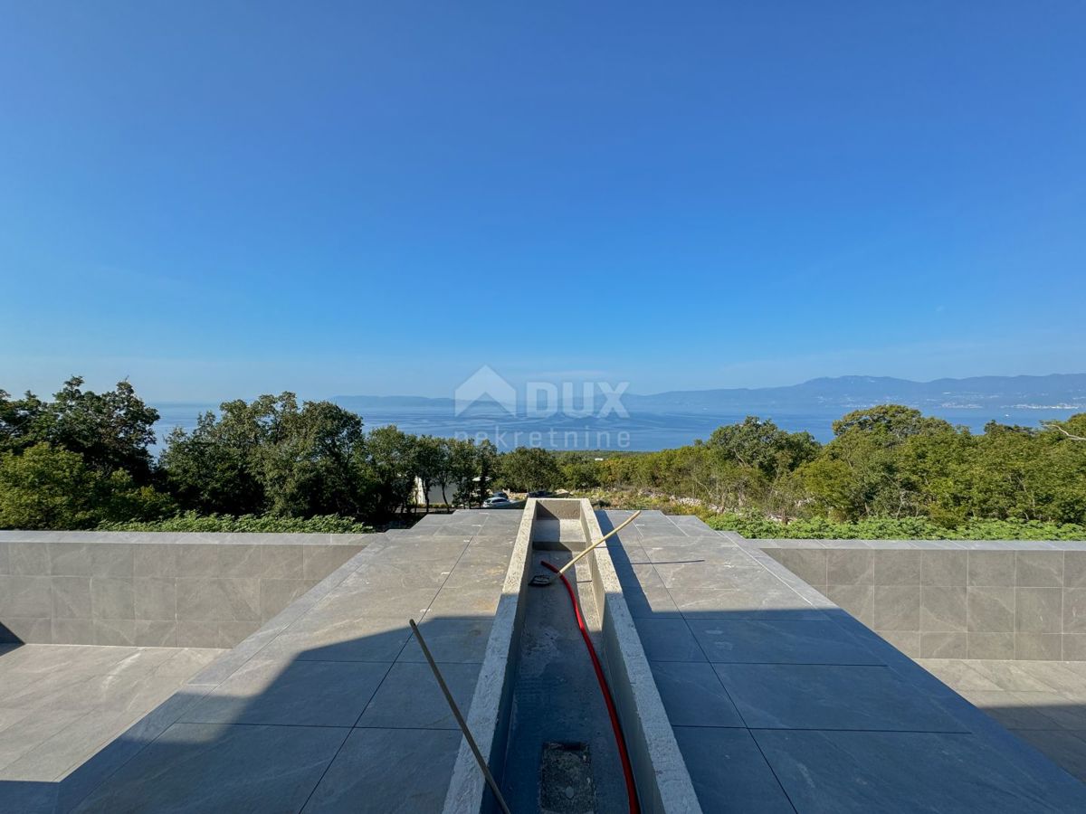 RIJEKA, KOSTRENA - esclusiva villa duplex con piscina a sfioro, garage, giardino, vista panoramica sul mare