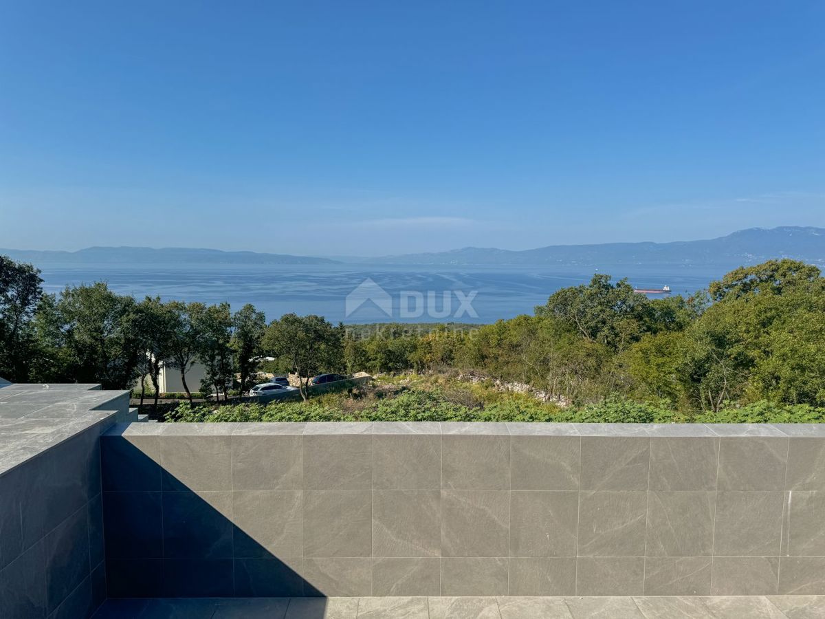 RIJEKA, KOSTRENA - esclusiva villa duplex con piscina a sfioro, garage, giardino, vista panoramica sul mare