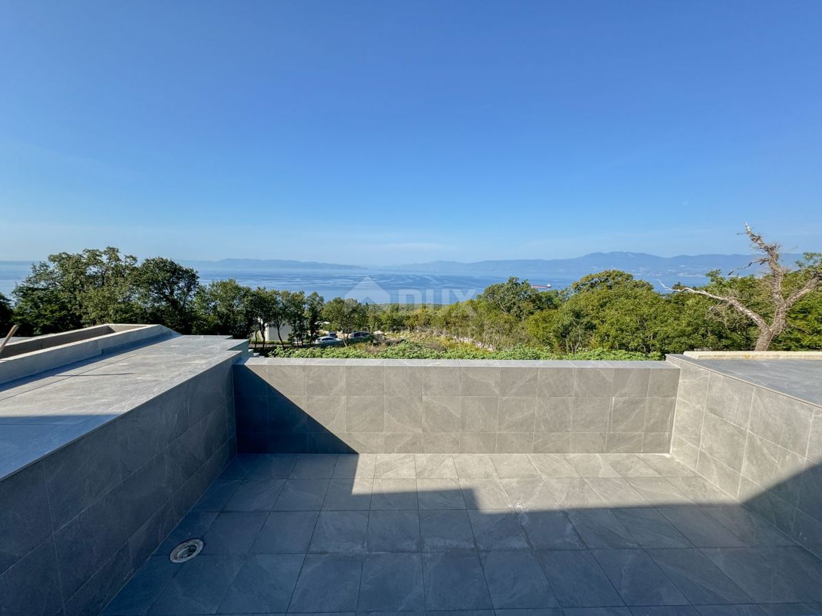 RIJEKA, KOSTRENA - esclusiva villa duplex con piscina a sfioro, garage, giardino, vista panoramica sul mare