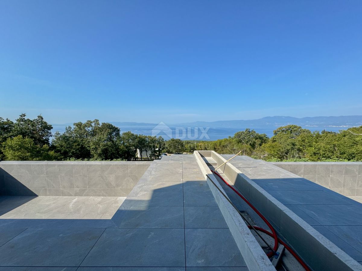 RIJEKA, KOSTRENA - esclusiva villa duplex con piscina a sfioro, garage, giardino, vista panoramica sul mare