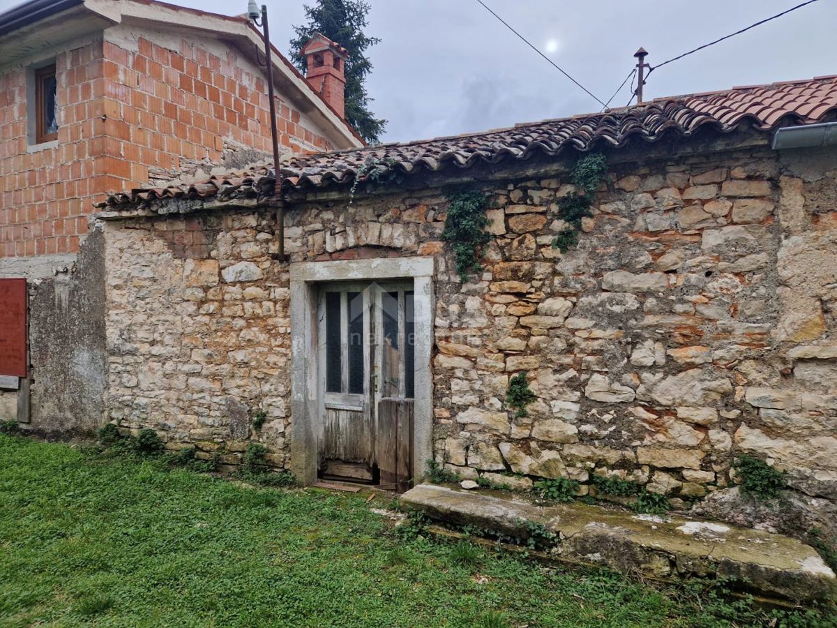 ISTRIA, LABIN - Casa da ristrutturare con taverna e garage