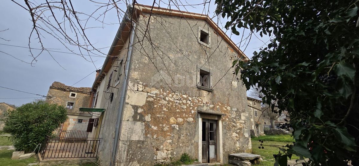 ISTRIA, LABIN - Casa da ristrutturare con taverna e garage