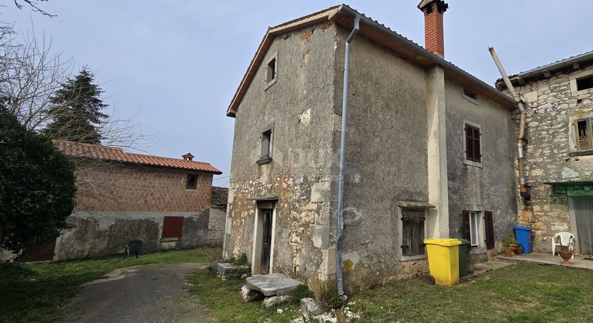 ISTRIA, LABIN - Casa da ristrutturare con taverna e garage