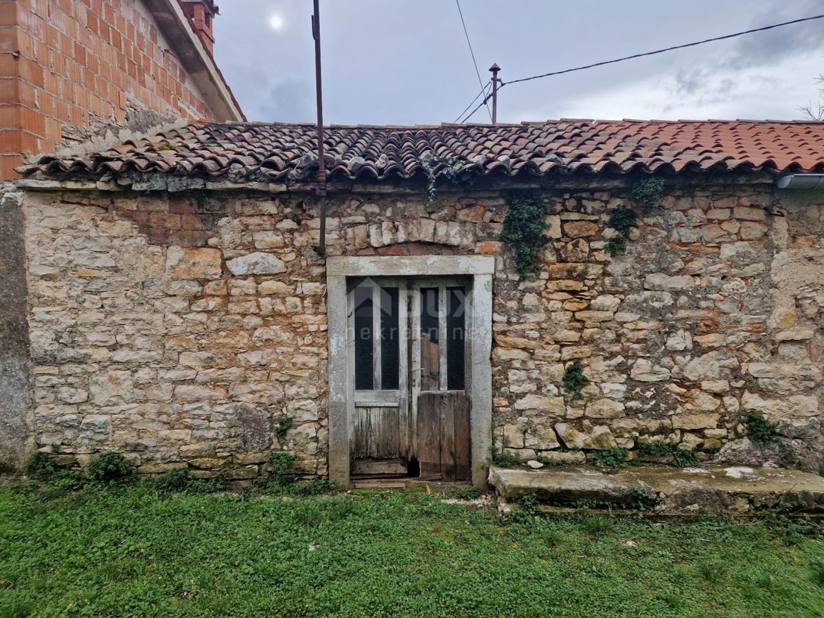 ISTRIA, LABIN - Casa da ristrutturare con taverna e garage