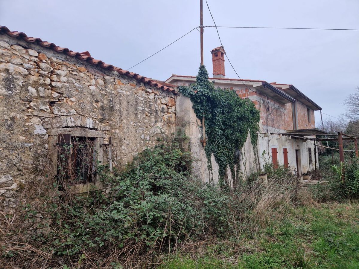 ISTRIA, LABIN - Casa da ristrutturare con taverna e garage