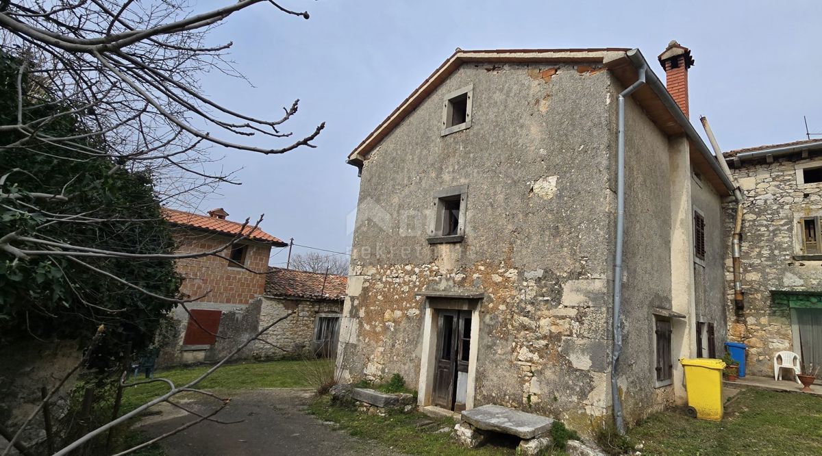 ISTRIA, LABIN - Casa da ristrutturare con taverna e garage