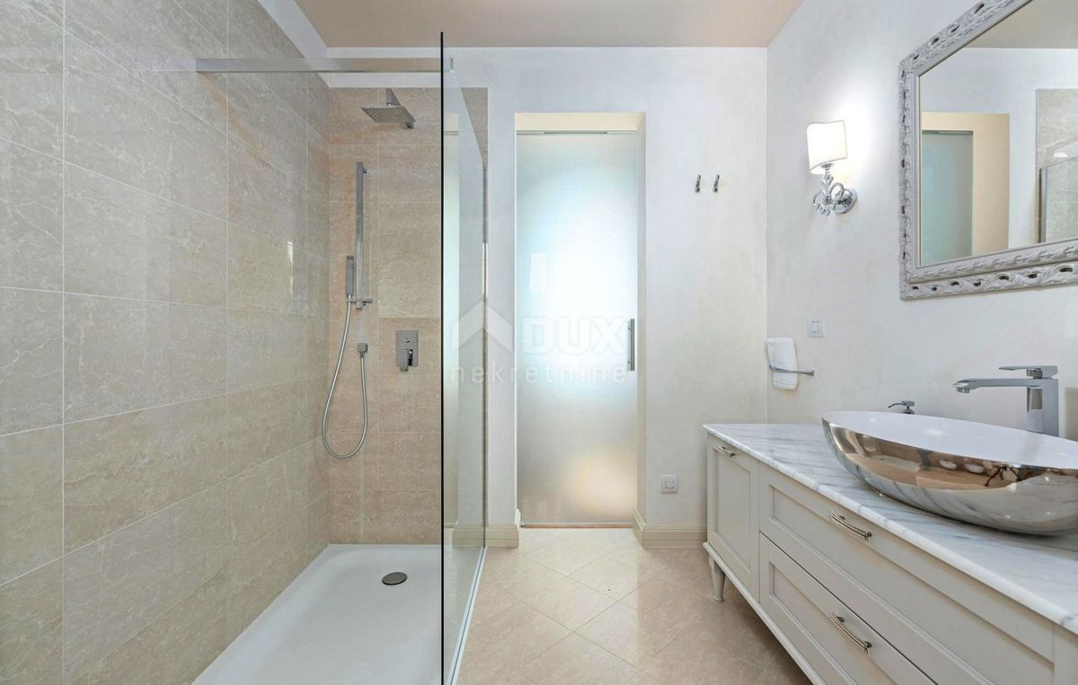 ISTRIA, PARENZO - Graziosa villa in una posizione eccezionale