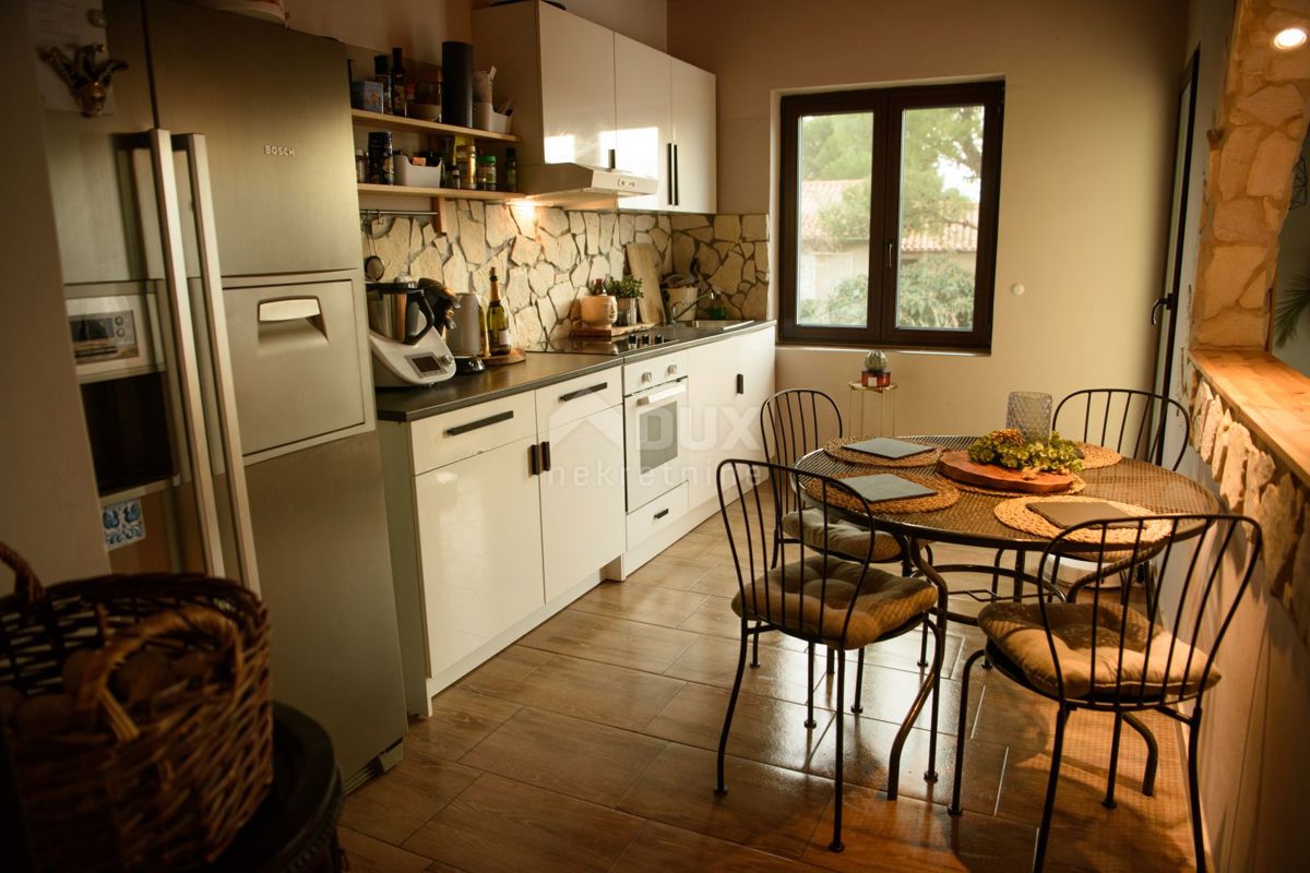 ISTRIA, PREMANTURA - Casa con 6 appartamenti, sauna e piscina. Vicino al mare! 