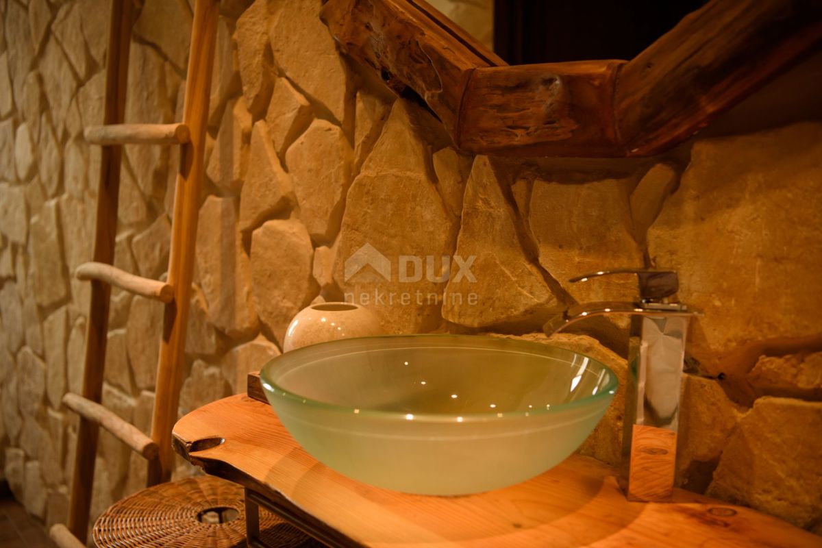 ISTRIA, PREMANTURA - Casa con 6 appartamenti, sauna e piscina. Vicino al mare! 