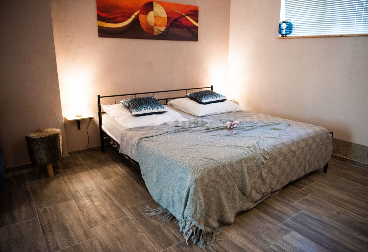 ISTRIA, PREMANTURA - Casa con 6 appartamenti, sauna e piscina. Vicino al mare! 