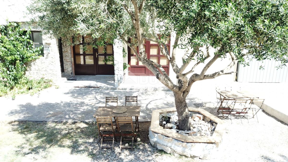 ISTRIA, PREMANTURA - Casa con 6 appartamenti, sauna e piscina. Vicino al mare! 