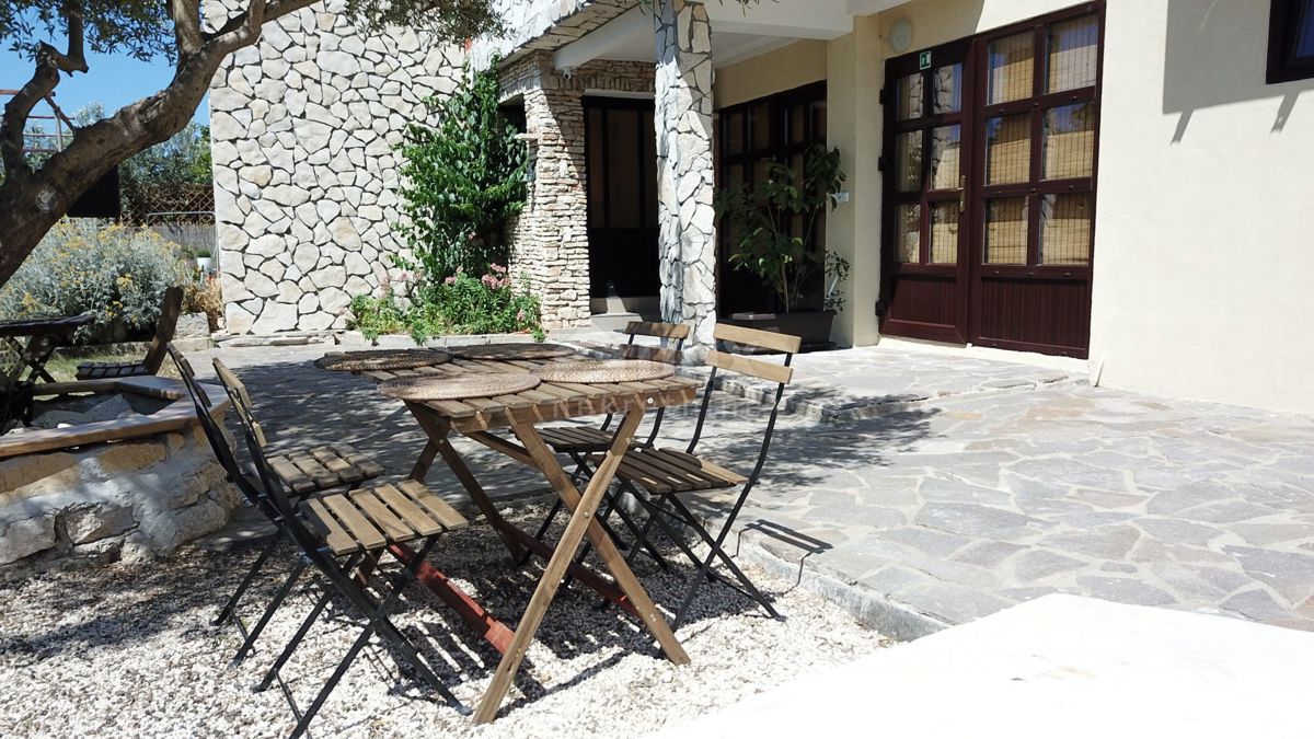 ISTRIA, PREMANTURA - Casa con 6 appartamenti, sauna e piscina. Vicino al mare! 