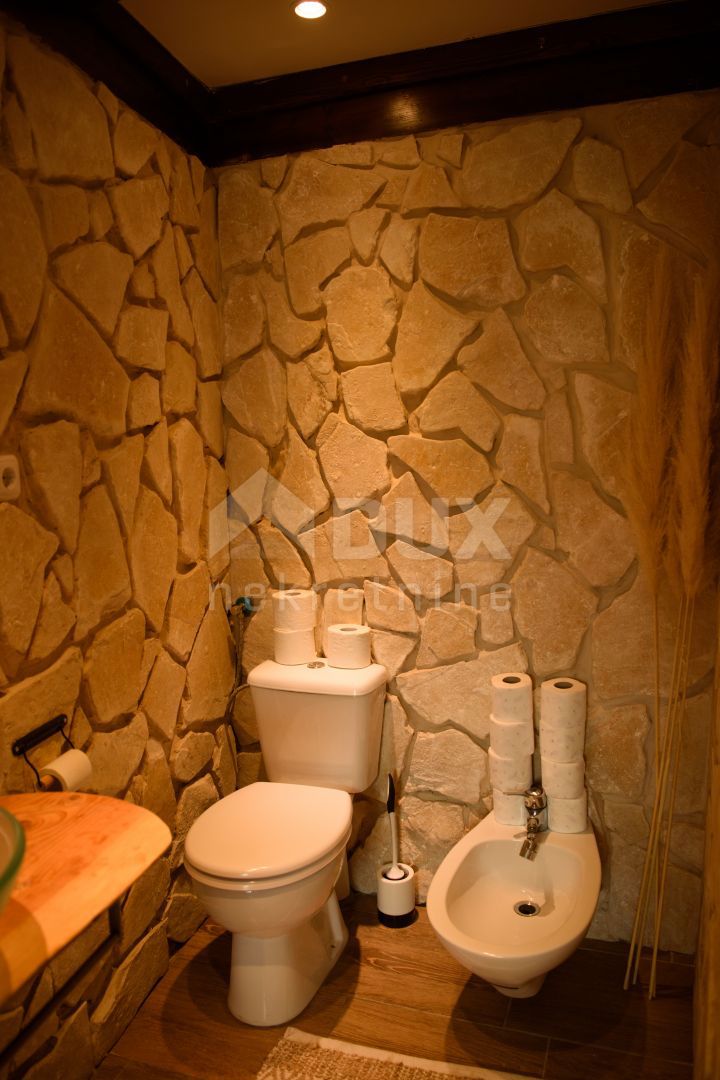 ISTRIA, PREMANTURA - Casa con 6 appartamenti, sauna e piscina. Vicino al mare! 