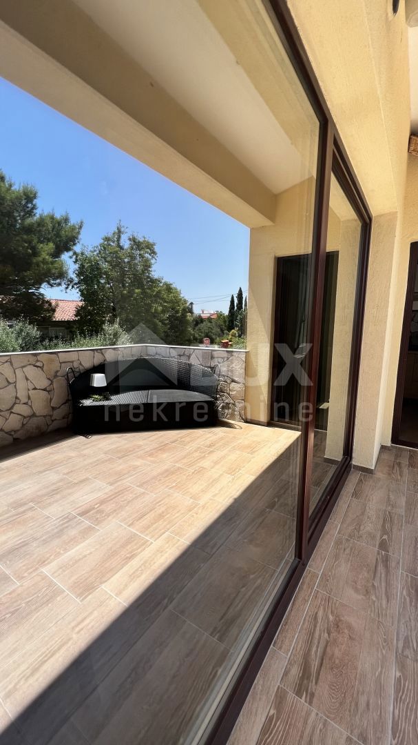 ISTRIA, PREMANTURA - Casa con 6 appartamenti, sauna e piscina. Vicino al mare! 