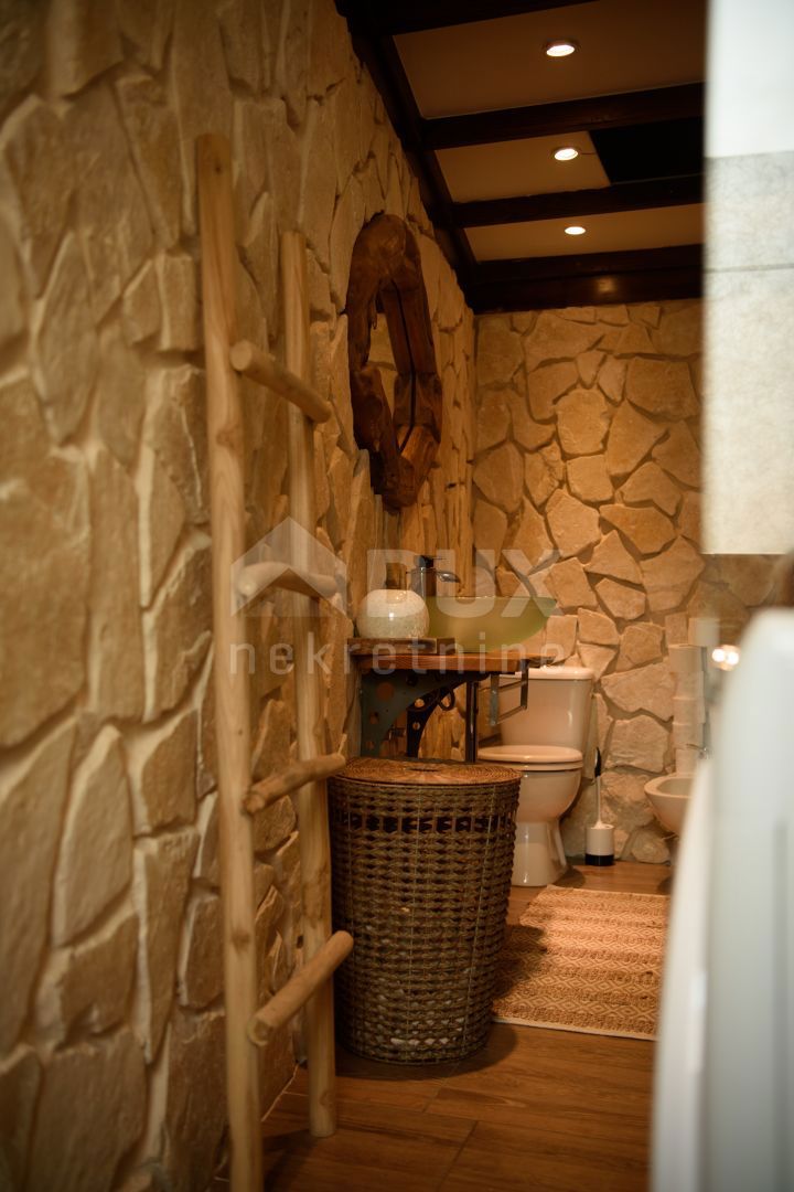 ISTRIA, PREMANTURA - Casa con 6 appartamenti, sauna e piscina. Vicino al mare! 