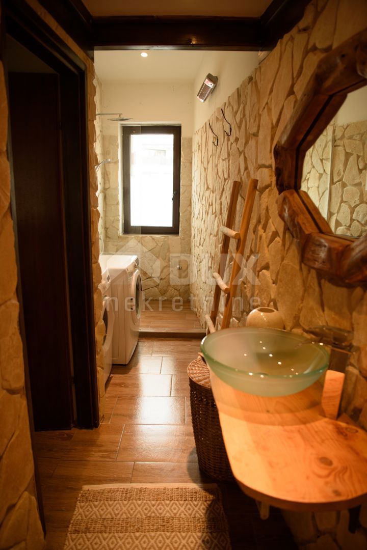 ISTRIA, PREMANTURA - Casa con 6 appartamenti, sauna e piscina. Vicino al mare! 
