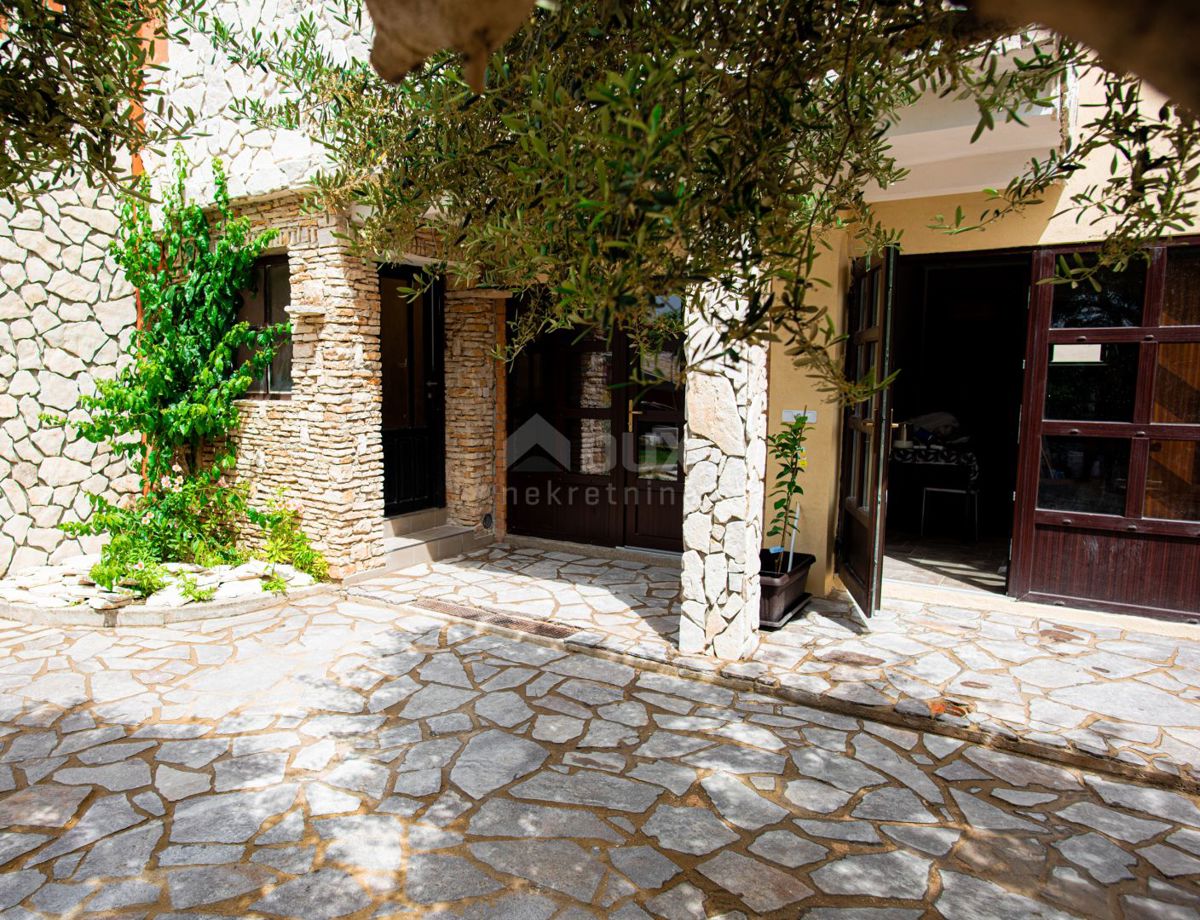 ISTRIA, PREMANTURA - Casa con 6 appartamenti, sauna e piscina. Vicino al mare! 