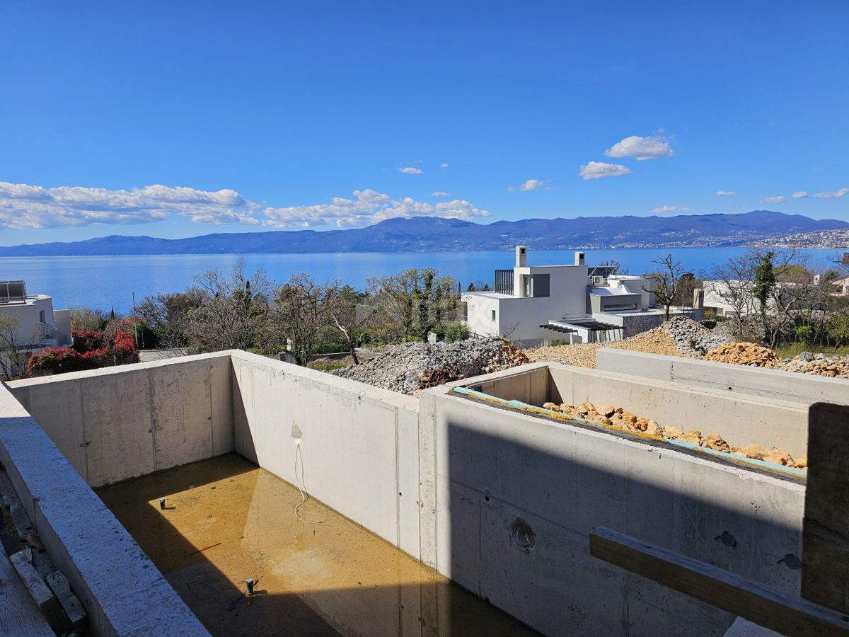 KOSTRENA - Appartamento con piscina, garage, ascensore e vista mare