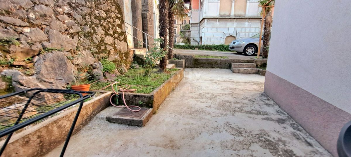 RIJEKA - ampio centro, 1/2 casa con giardino e parcheggio