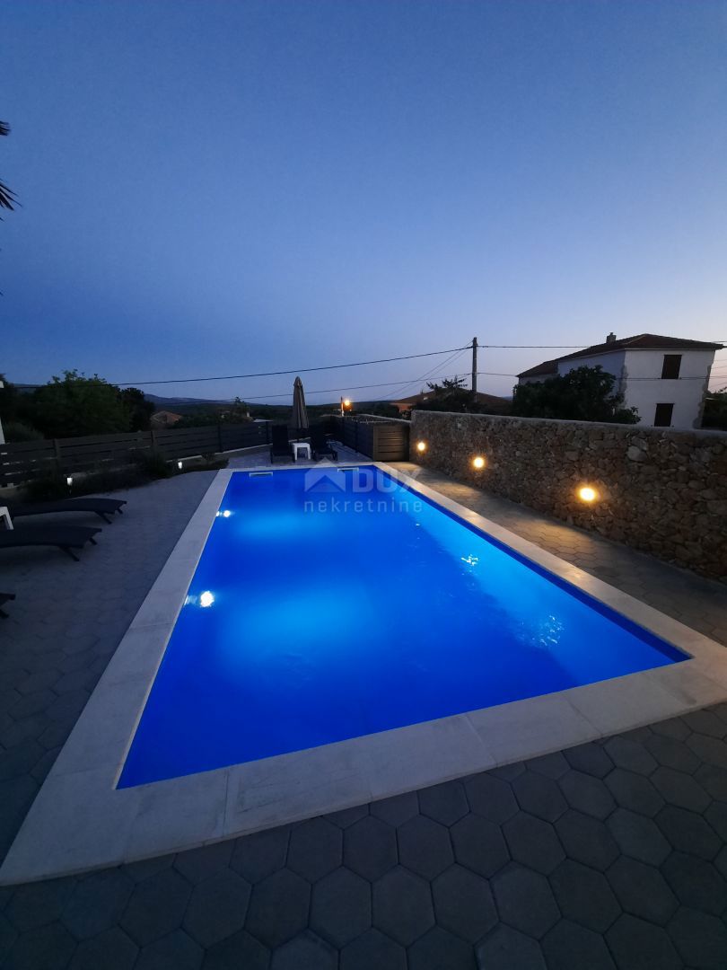 Isola di Krk, interno dell'isola - Piano terra con piscina