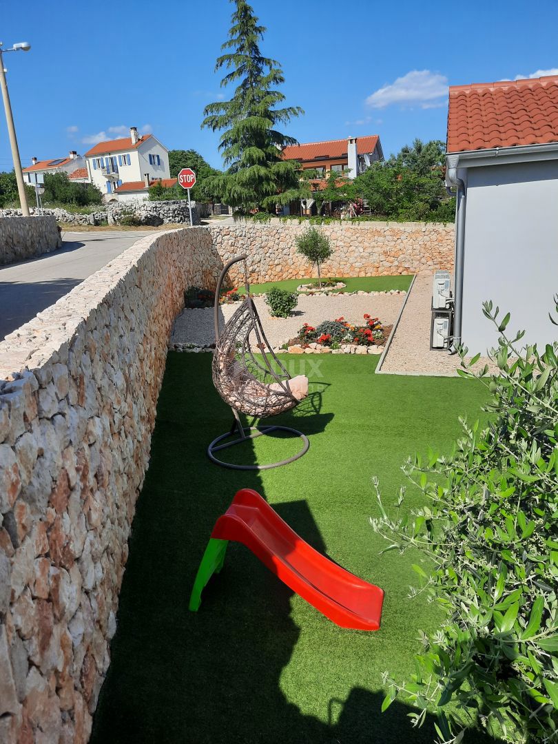 Isola di Krk, interno dell'isola - Piano terra con piscina