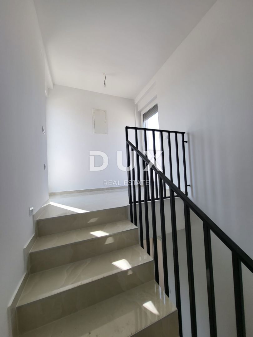 ZADAR, PRIVLAKA - Casa a schiera con piscina a 100 metri dal mare