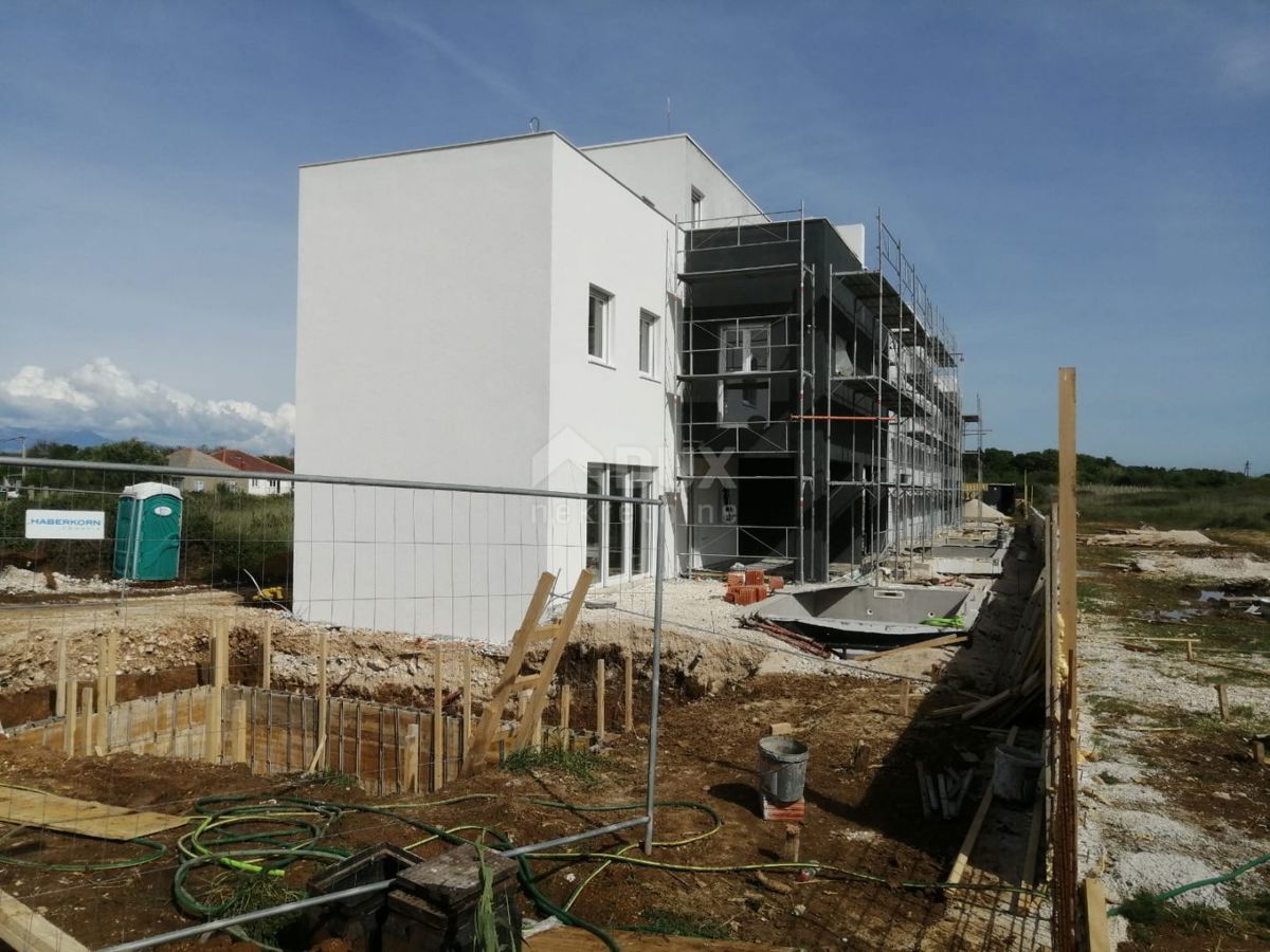 ZADAR, PRIVLAKA - Casa a schiera con piscina a 100 metri dal mare