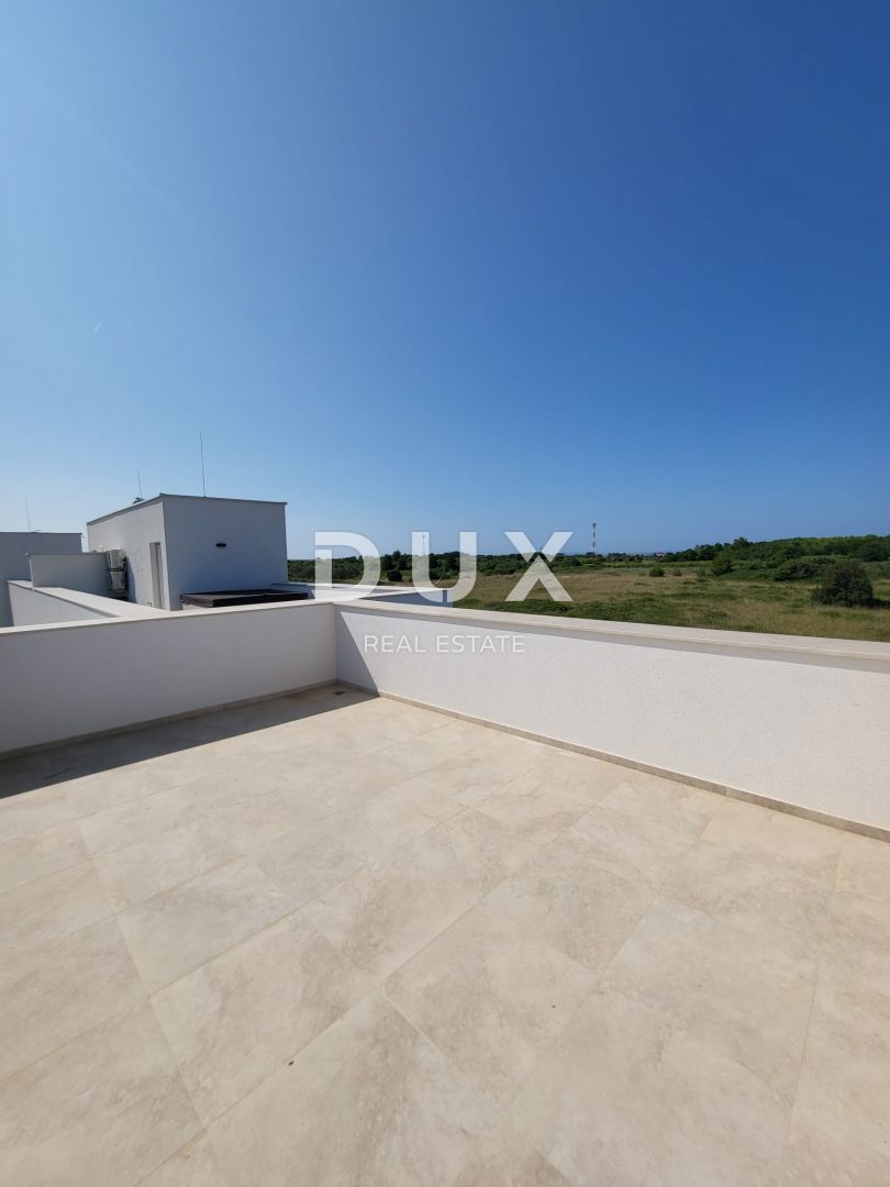 ZADAR, PRIVLAKA - Casa a schiera con piscina a 100 metri dal mare