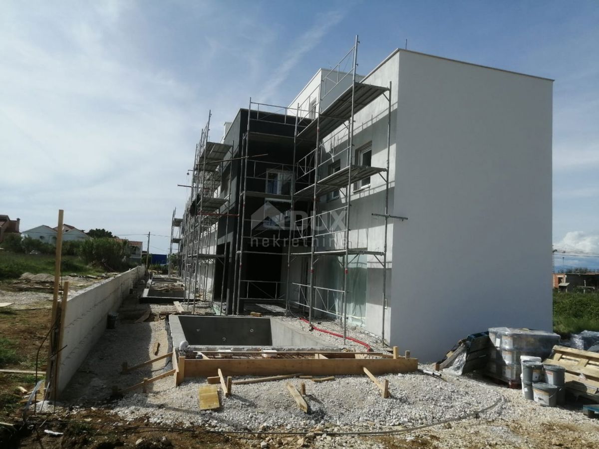 ZADAR, PRIVLAKA - Casa a schiera con piscina a 100 metri dal mare