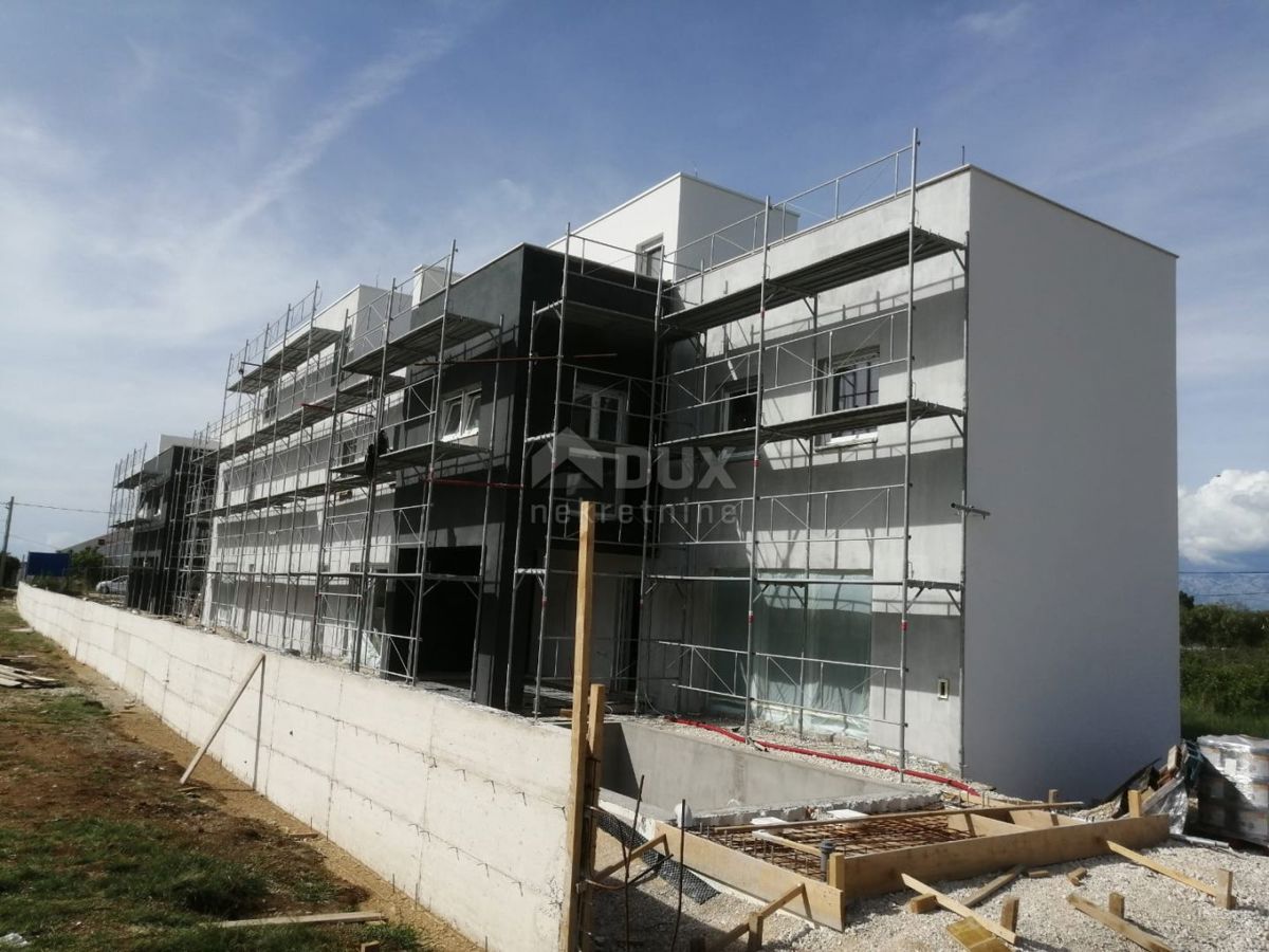 ZADAR, PRIVLAKA - Casa a schiera con piscina a 100 metri dal mare