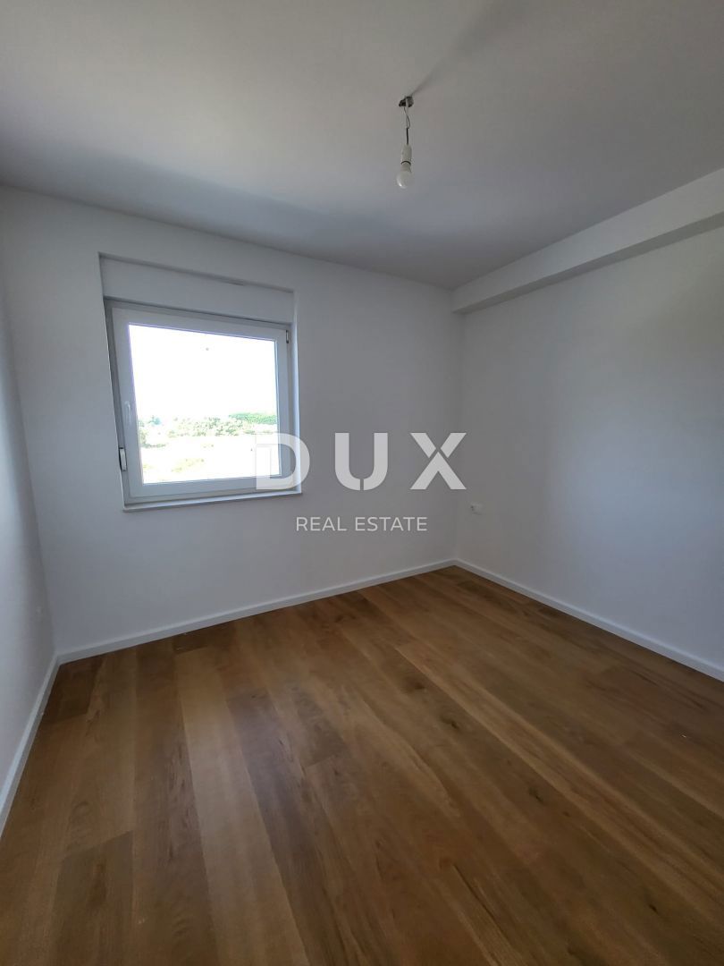 ZADAR, PRIVLAKA - Casa a schiera con piscina a 100 metri dal mare