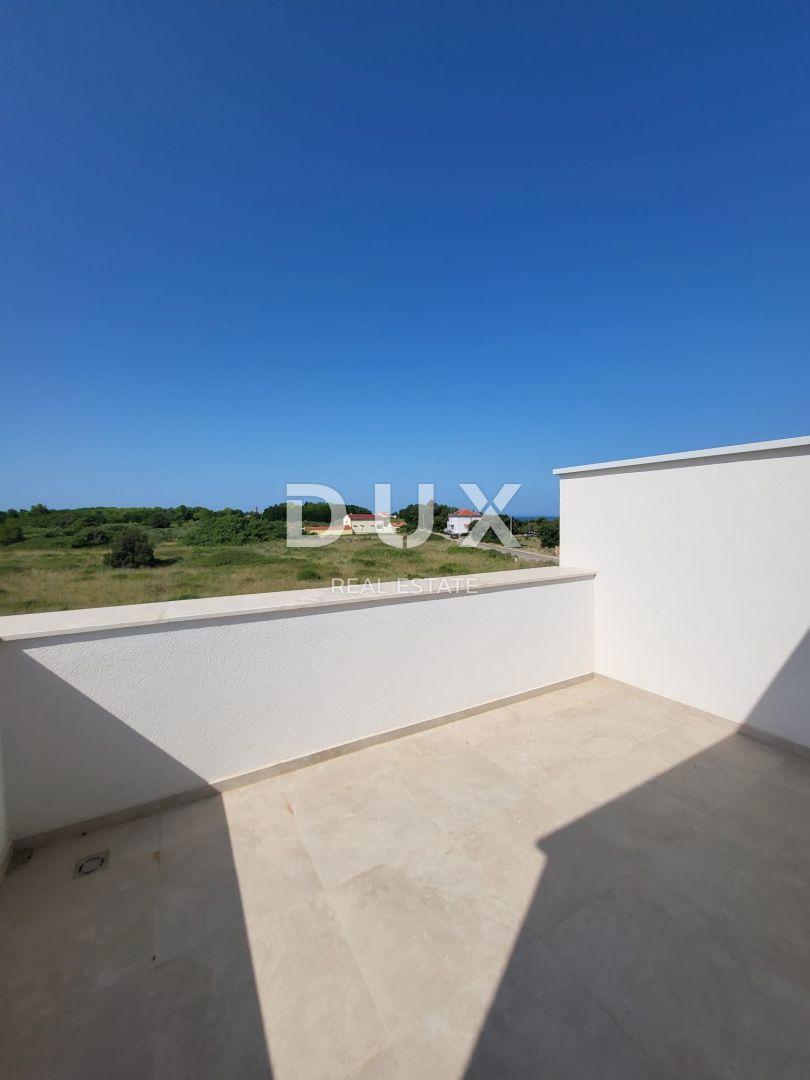 ZADAR, PRIVLAKA - Casa a schiera con piscina a 100 metri dal mare