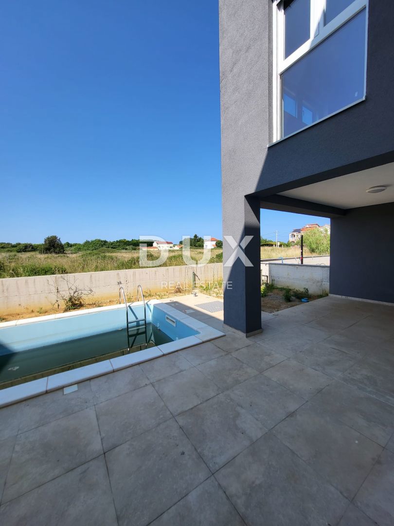 ZADAR, PRIVLAKA - Casa a schiera con piscina a 100 metri dal mare