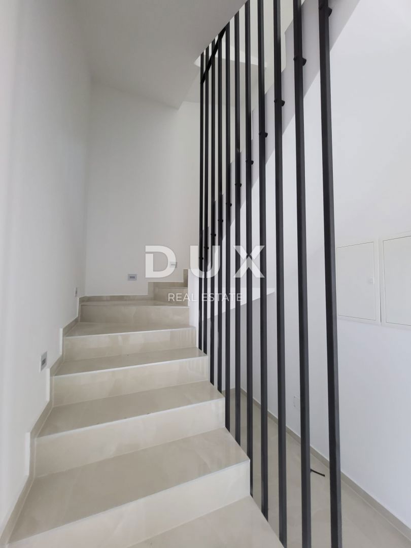 ZADAR, PRIVLAKA - Casa a schiera con piscina a 100 metri dal mare