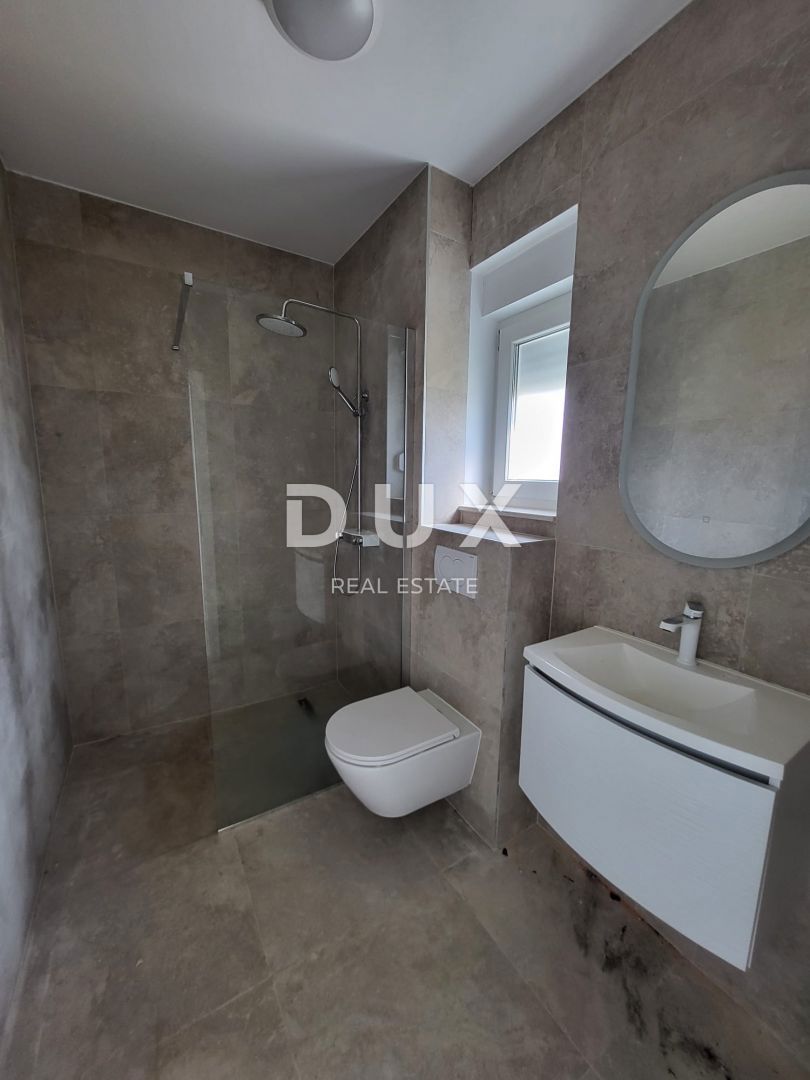 ZADAR, PRIVLAKA - Casa a schiera con piscina a 100 metri dal mare