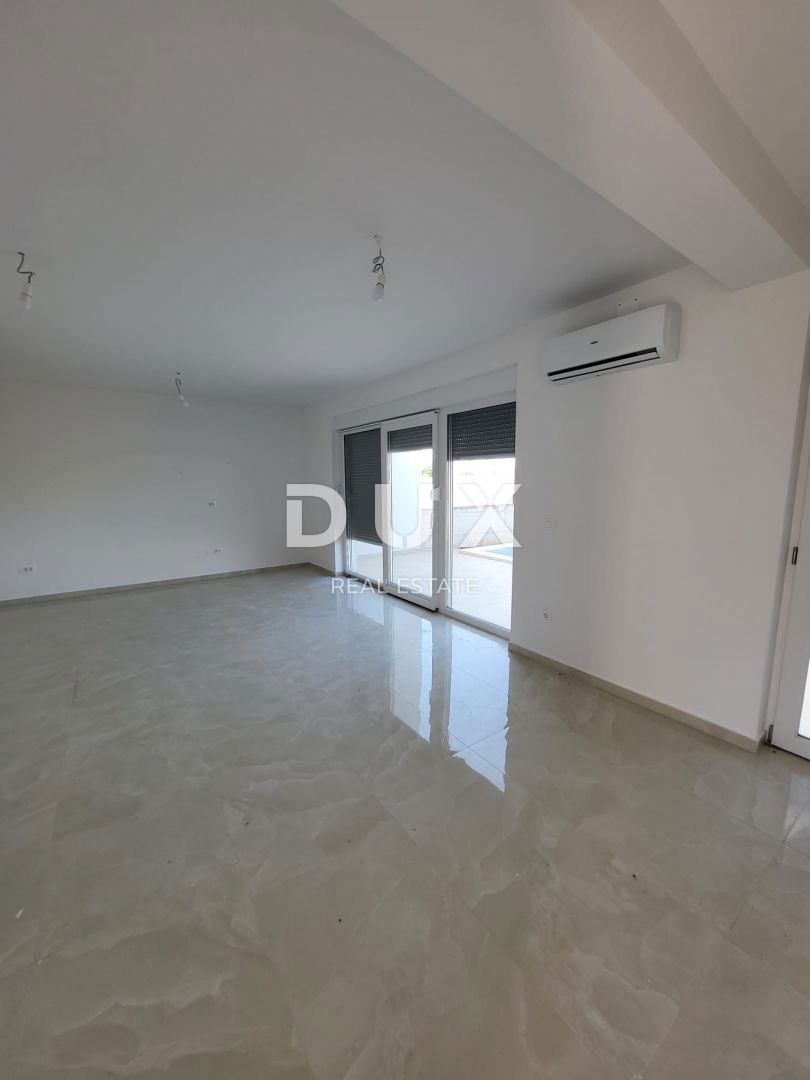 ZADAR, PRIVLAKA - Casa a schiera con piscina a 100 metri dal mare