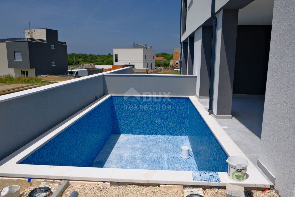 ZADAR, VRSI - Casa bifamiliare con piscina privata e grande terrazza con vista mare!